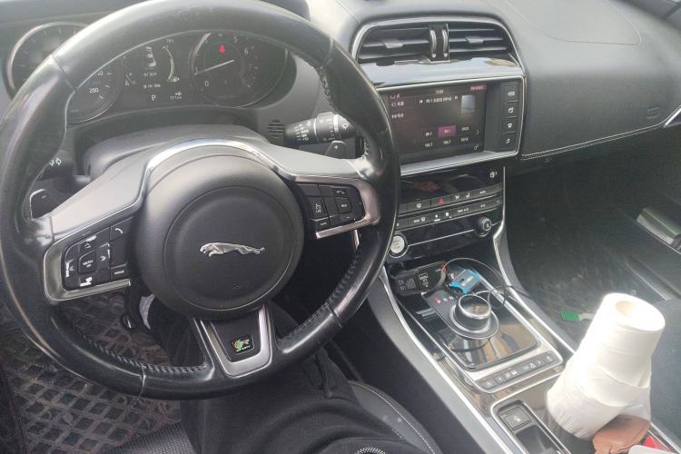Used Jaguar XE 2017 2.0T 200 PS R-Sport Center Console