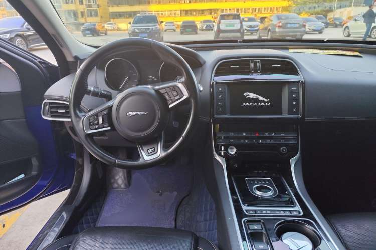 Used Jaguar XE 2017 2.0T 200 PS R-Sport Center Console