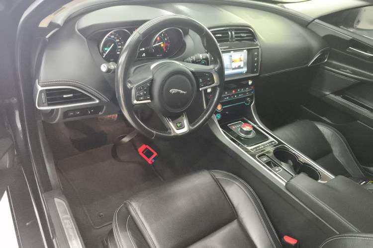 Used Jaguar XE 2017 2.0T 200 PS R-Sport Center Console