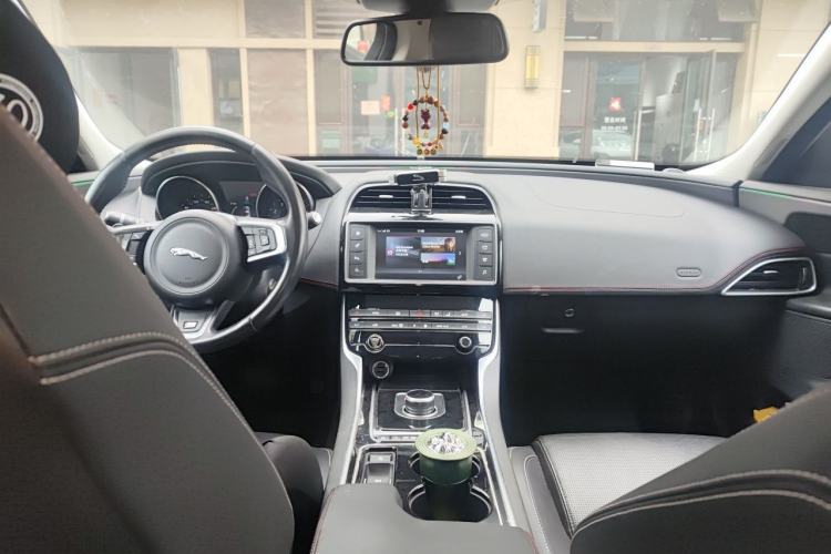 Used Jaguar XE 2017 2.0T 200 PS R-Sport Center Console