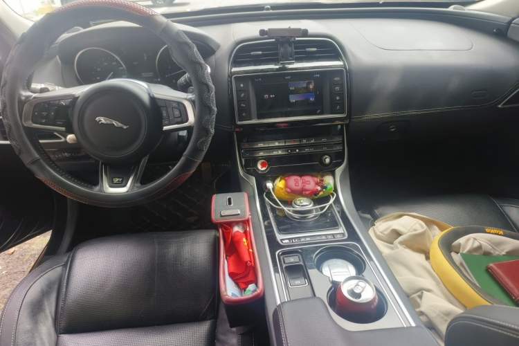 Used Jaguar XE 2017 2.0T 200 PS R-Sport Center Console