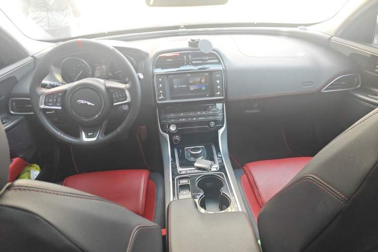 Used Jaguar XE 2017 2.0T 200 PS R-Sport Center Console