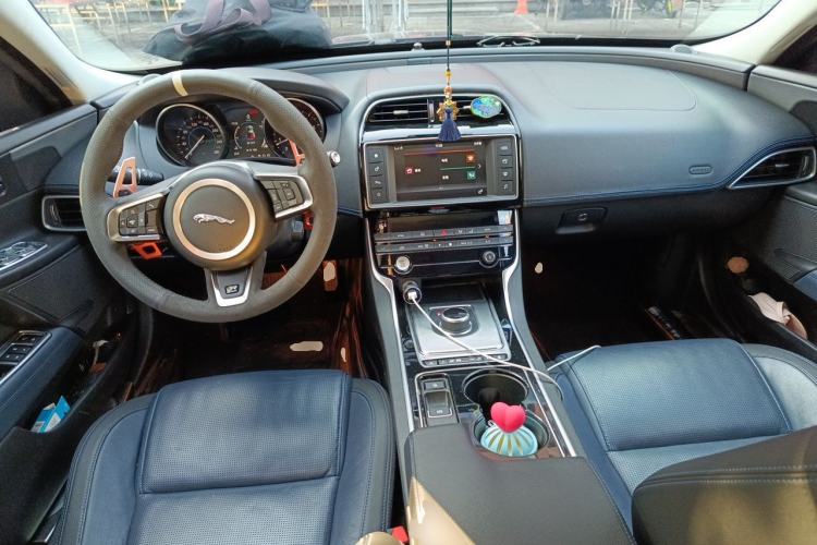 Used Jaguar XE 2017 2.0T 200 PS R-Sport Center Console