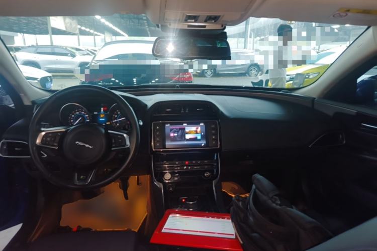 Used Jaguar XE 2017 2.0T 200 PS R-Sport Center Console