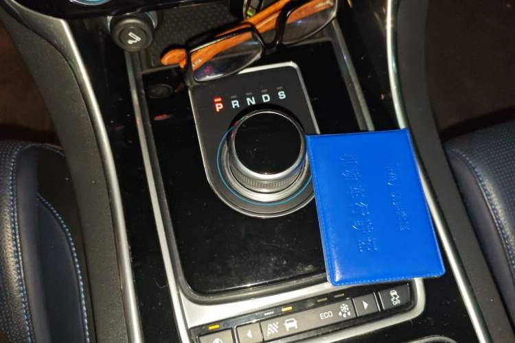 Used Jaguar XE 2017 2.0T 200 PS R-Sport Gear Lever