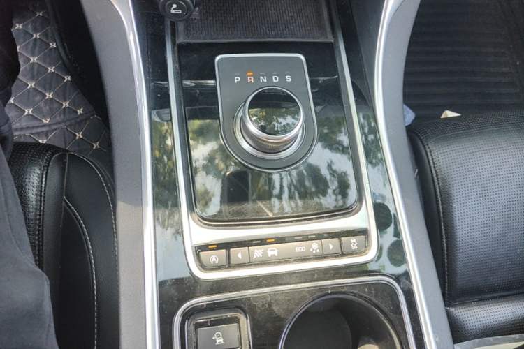 Used Jaguar XE 2017 2.0T 200 PS R-Sport Gear Lever