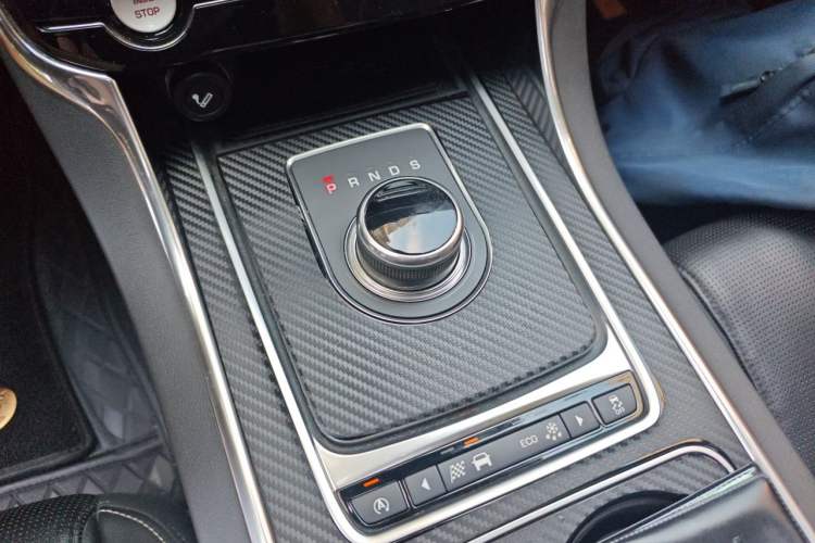 Used Jaguar XE 2017 2.0T 200 PS R-Sport Gear Lever