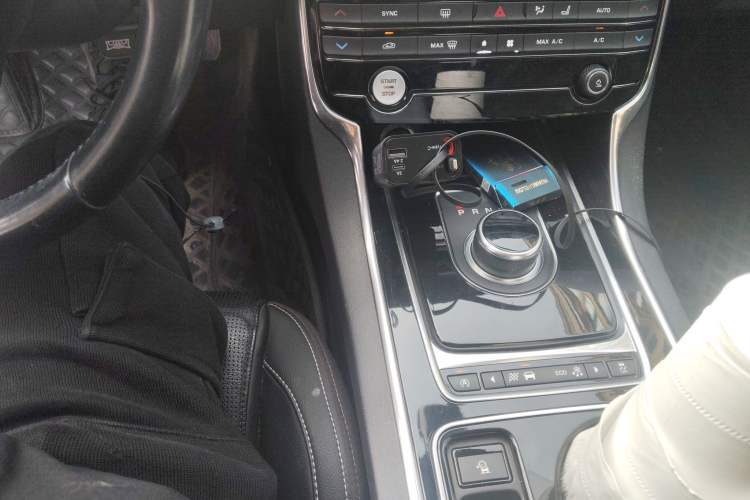 Used Jaguar XE 2017 2.0T 200 PS R-Sport Gear Lever