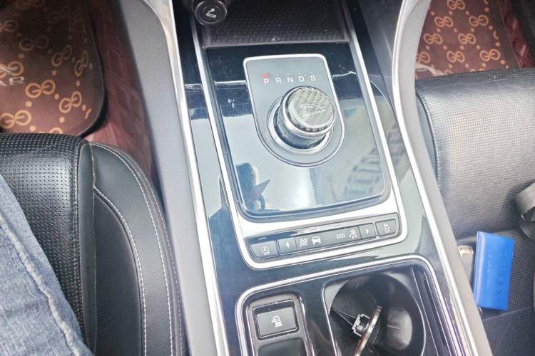 Used Jaguar XE 2017 2.0T 200 PS R-Sport Gear Lever