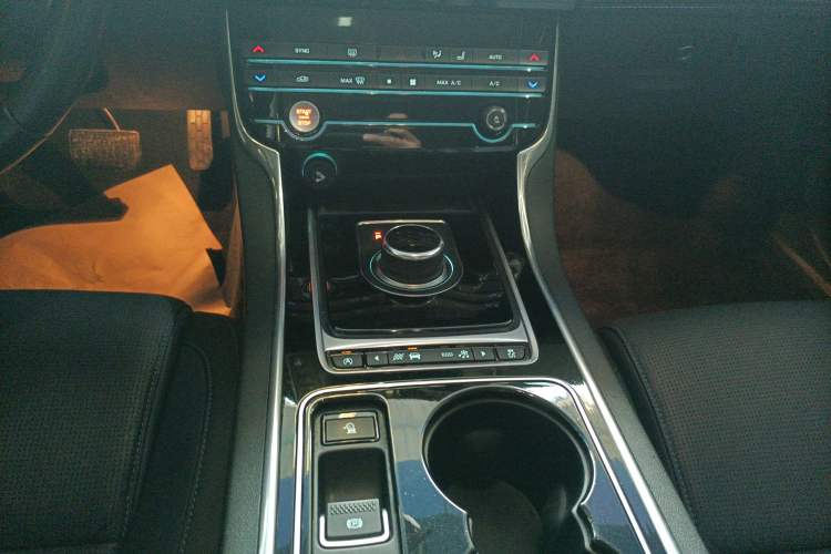 Used Jaguar XE 2017 2.0T 200 PS R-Sport Gear Lever