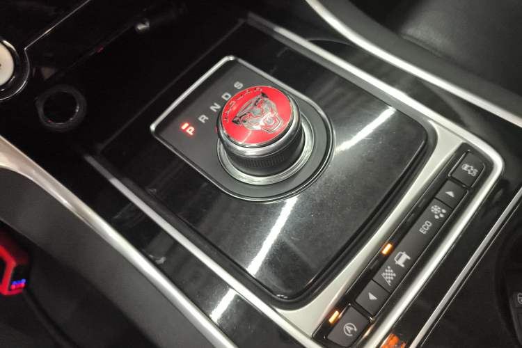 Used Jaguar XE 2017 2.0T 200 PS R-Sport Gear Lever