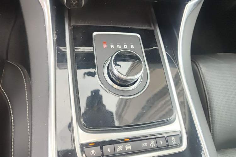 Used Jaguar XE 2017 2.0T 200 PS R-Sport Gear Lever
