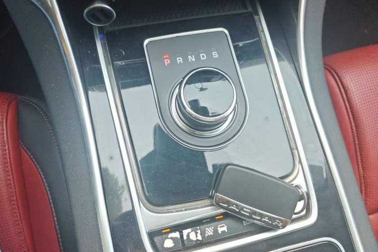 Used Jaguar XE 2017 2.0T 200 PS R-Sport Gear Lever