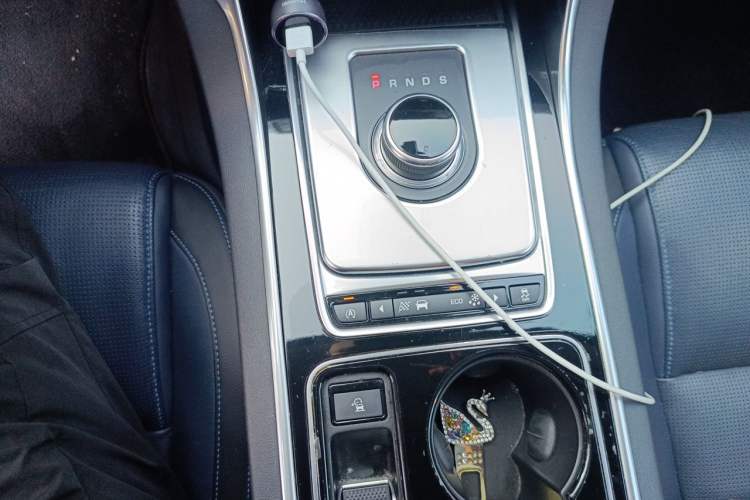 Used Jaguar XE 2017 2.0T 200 PS R-Sport Gear Lever