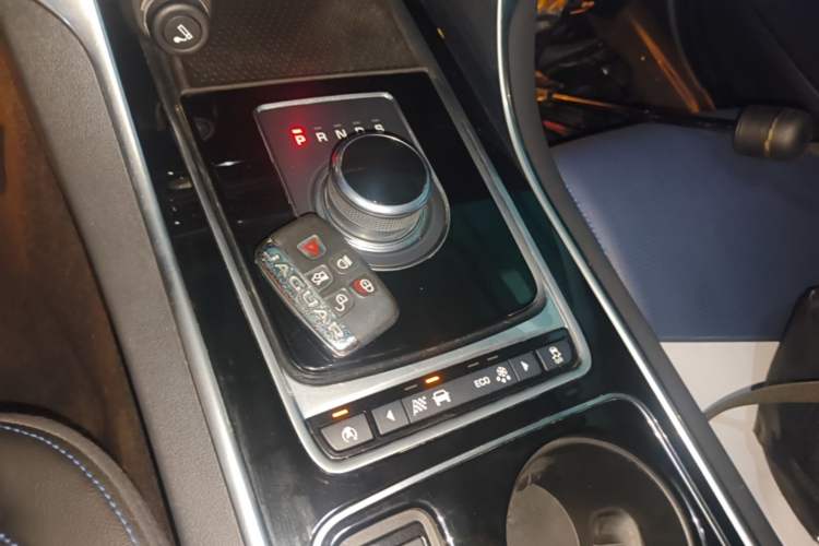 Used Jaguar XE 2017 2.0T 200 PS R-Sport Gear Lever