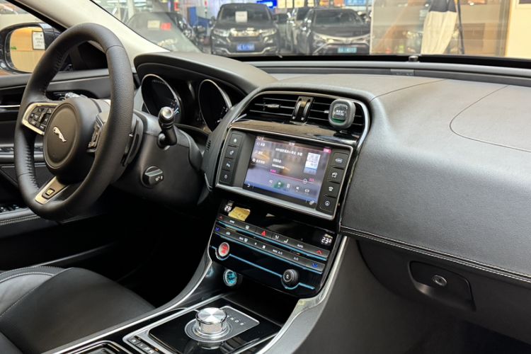 Used Jaguar XE 2017 2.0T 240 PS R-Sport Interior 10