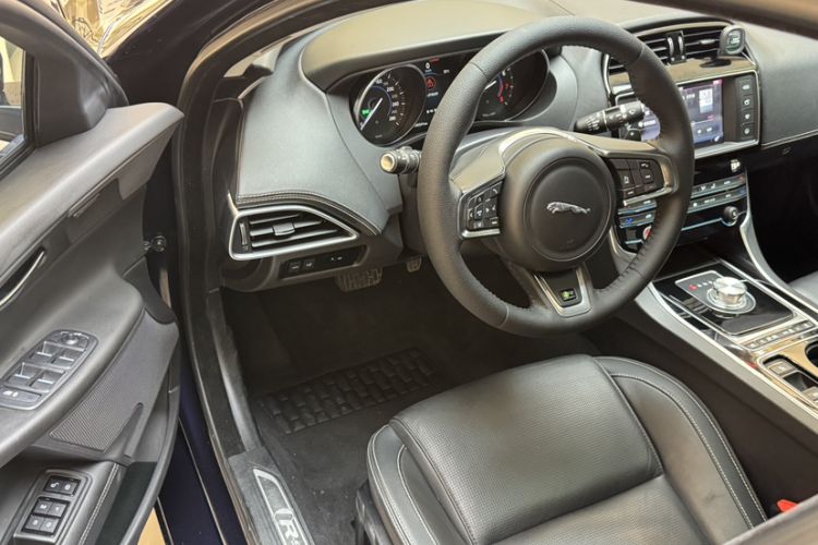 Used Jaguar XE 2017 2.0T 240 PS R-Sport Interior 12