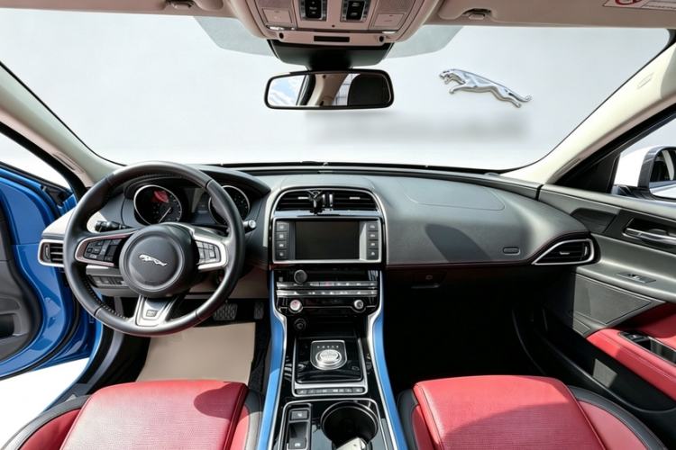 Used Jaguar XE 2017 2.0T 200 PS R-Sport Interior 2