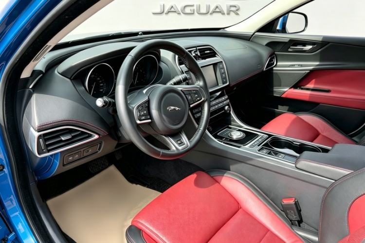 Used Jaguar XE 2017 2.0T 200 PS R-Sport Interior 4