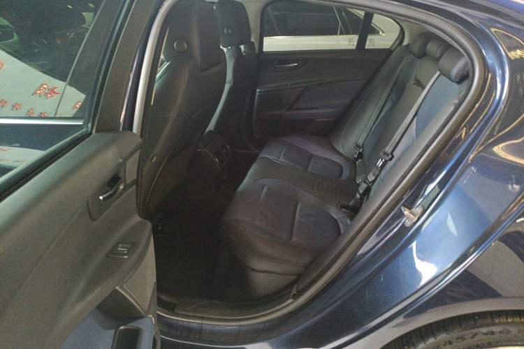 Used Jaguar XE 2017 2.0T 200 PS R-Sport Interior 4