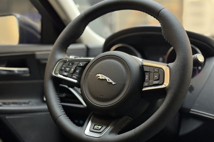Used Jaguar XE 2017 2.0T 240 PS R-Sport Interior 5