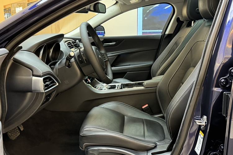 Used Jaguar XE 2017 2.0T 240 PS R-Sport Interior 8