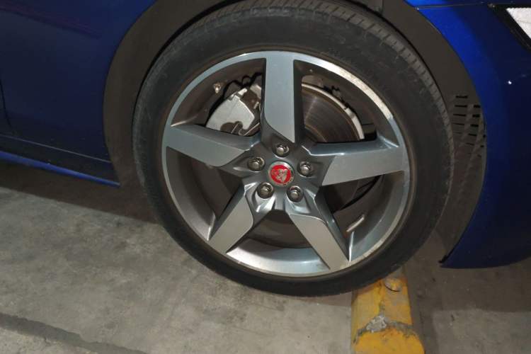 Used Jaguar XE 2017 2.0T 200 PS R-Sport Right Front Wheel Hub