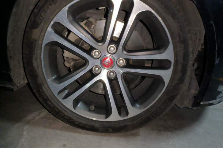 Used Jaguar XE 2017 2.0T 200 PS R-Sport Right Front Wheel Hub