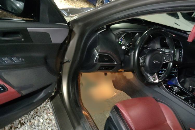 Used Jaguar XE 2017 2.0T 200 PS R-Sport Interior 3