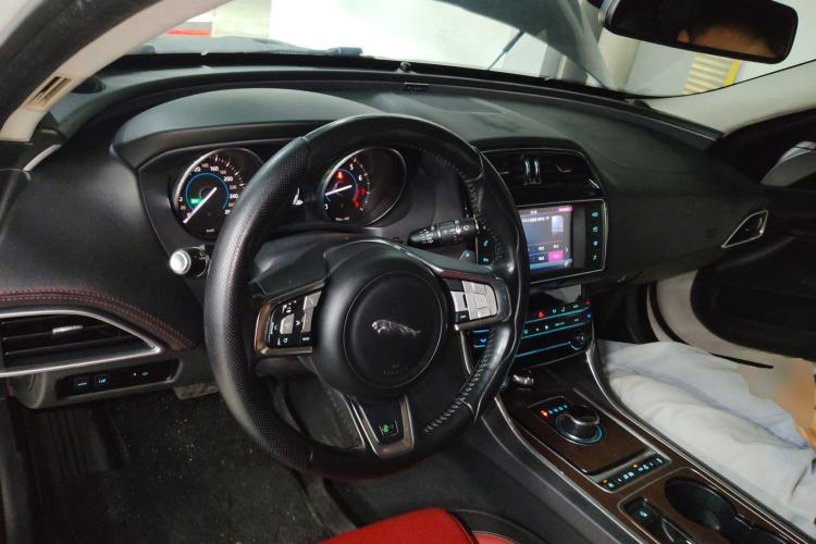 Used Jaguar XE 2017 2.0T 200 PS R-Sport Center Console