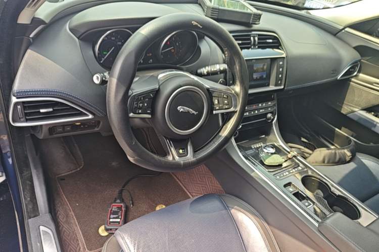 Used Jaguar XE 2017 2.0T 200 PS R-Sport Center Console