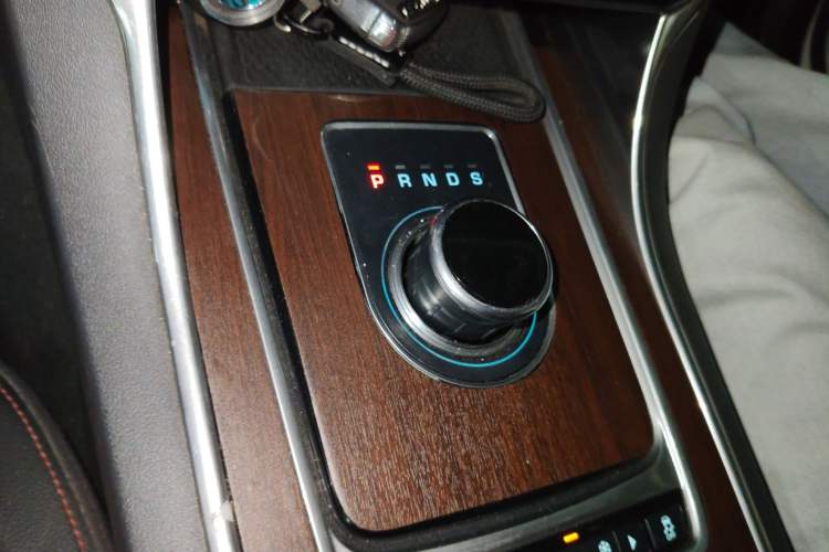 Used Jaguar XE 2017 2.0T 200 PS R-Sport Gear Lever