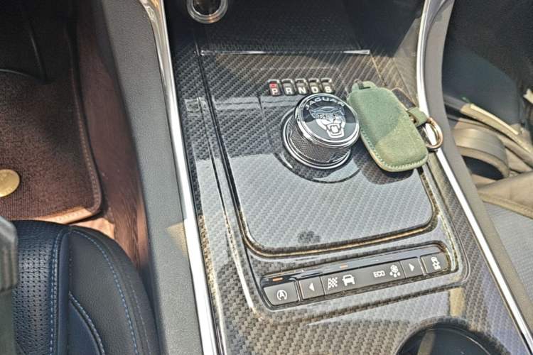 Used Jaguar XE 2017 2.0T 200 PS R-Sport Gear Lever