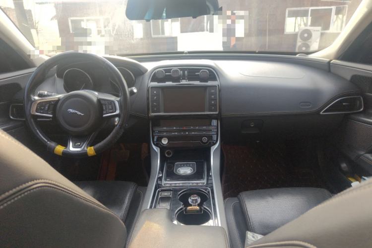 Used Jaguar XE 2017 2.0T 200 PS R-Sport Center Console