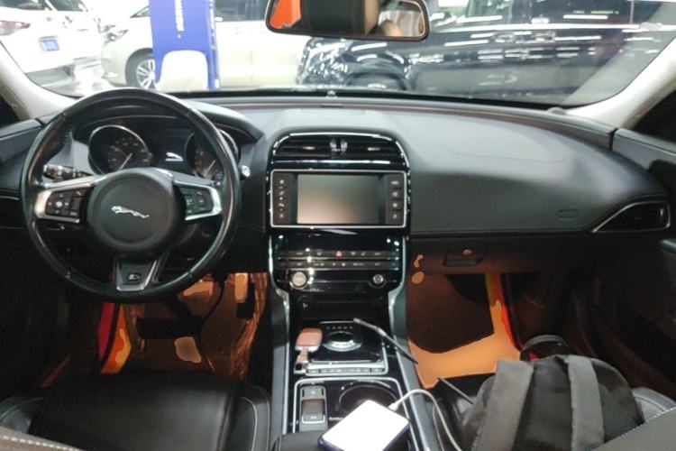 Used Jaguar XE 2017 2.0T 200 PS R-Sport Center Console