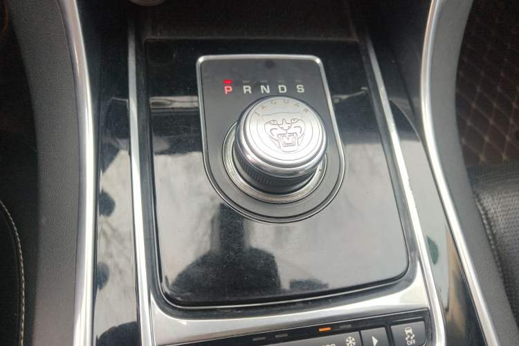 Used Jaguar XE 2017 2.0T 200 PS R-Sport Gear Lever