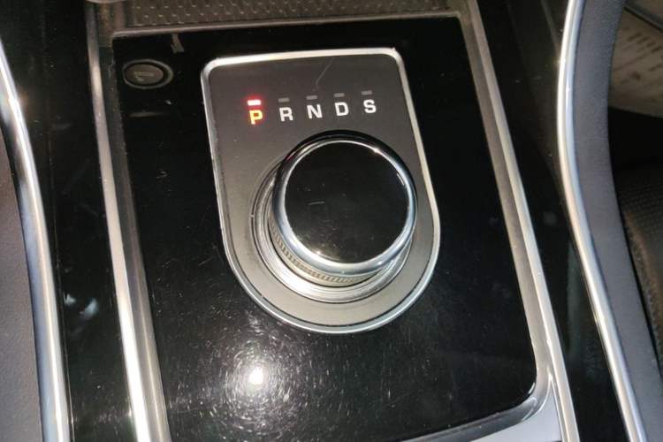 Used Jaguar XE 2017 2.0T 200 PS R-Sport Gear Lever