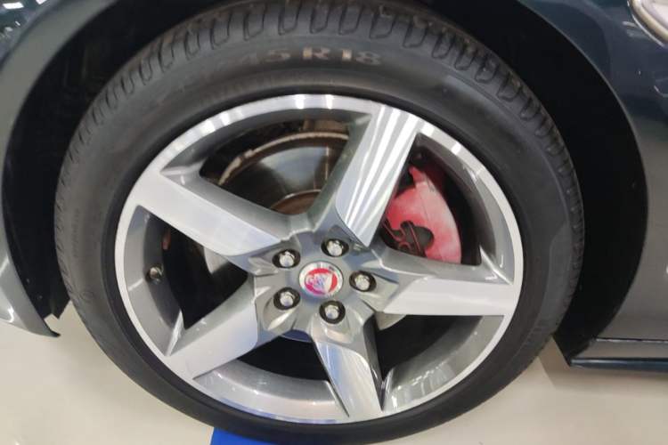 Used Jaguar XE 2017 2.0T 200 PS R-Sport Left Front Wheel Hub