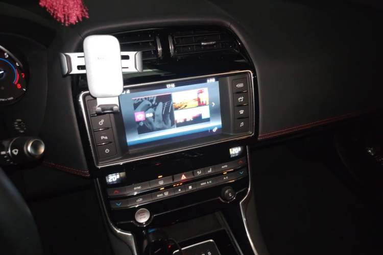 Used Jaguar XE 2017 2.0T 200 PS R-Sport Audio And AC Panel