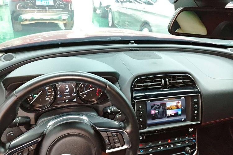 Used Jaguar XE 2017 2.0T 200 PS R-Sport Center Console