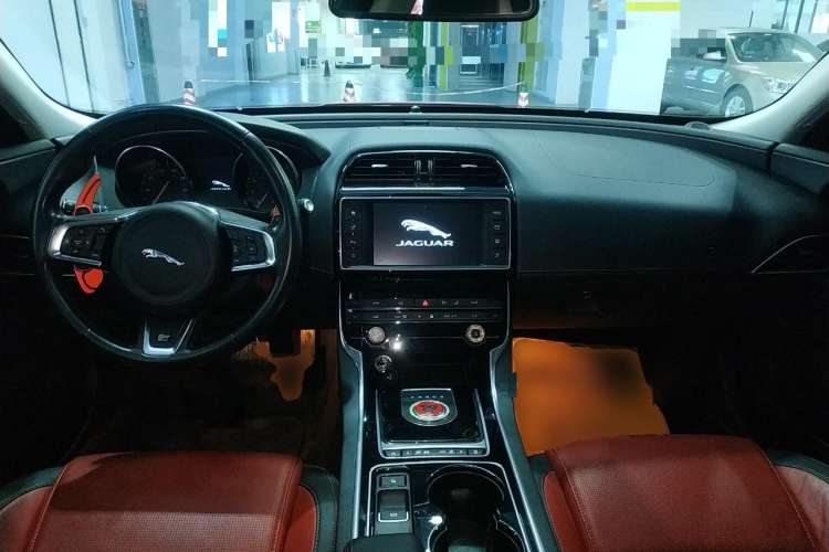 Used Jaguar XE 2017 2.0T 200 PS R-Sport Center Console