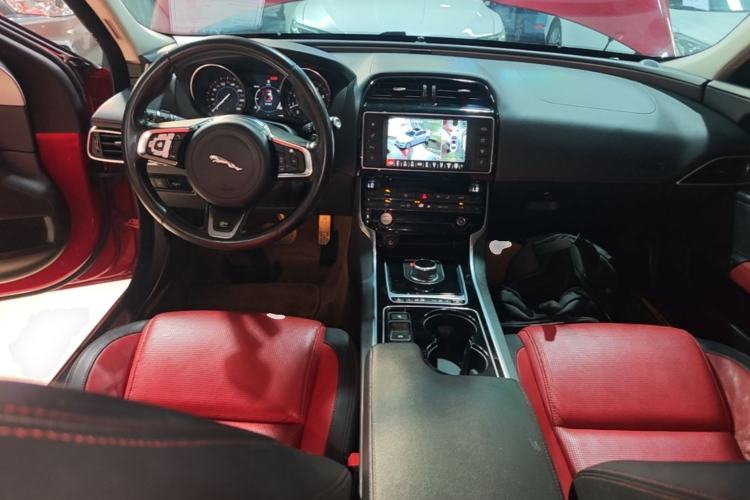 Used Jaguar XE 2017 2.0T 200 PS R-Sport Center Console