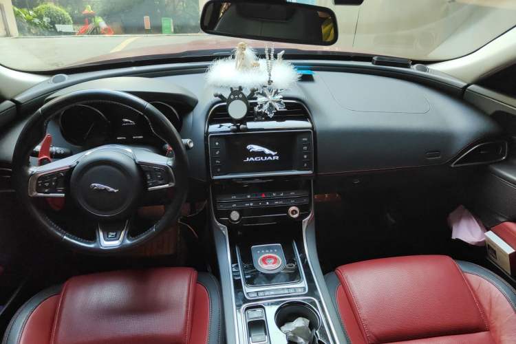 Used Jaguar XE 2017 2.0T 200 PS R-Sport Center Console
