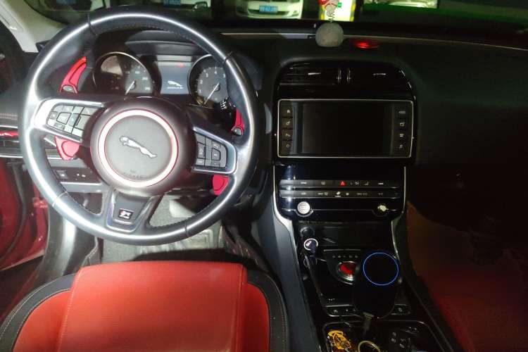 Used Jaguar XE 2017 2.0T 200 PS R-Sport Center Console