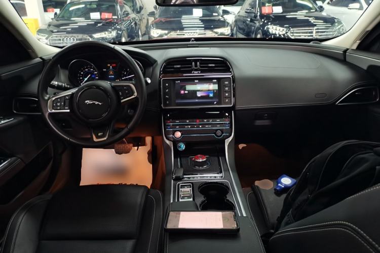 Used Jaguar XE 2017 2.0T 200 PS R-Sport Center Console