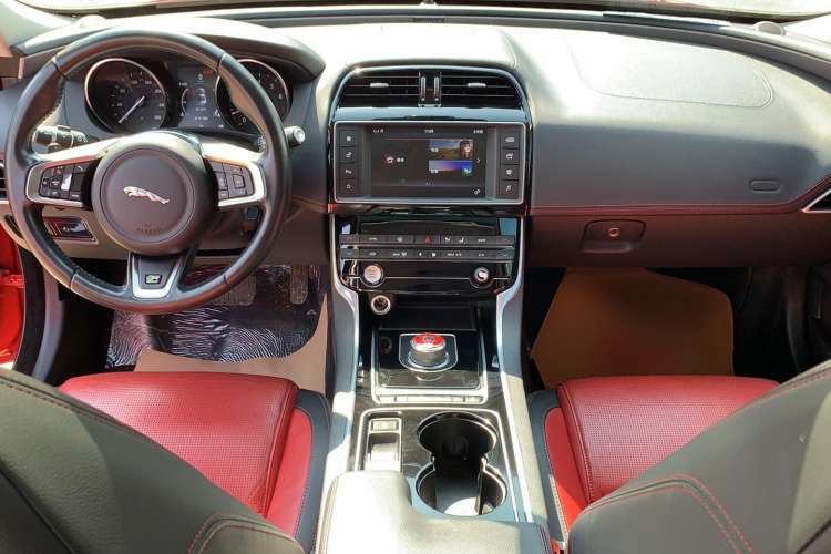 Used Jaguar XE 2017 2.0T 200 PS R-Sport Center Console