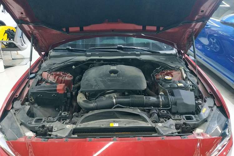 Used Jaguar XE 2017 2.0T 200 PS R-Sport Engine Bay