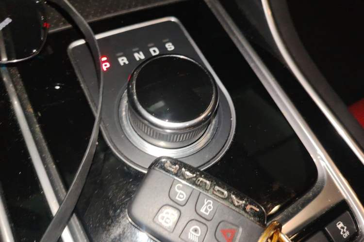 Used Jaguar XE 2017 2.0T 200 PS R-Sport Gear Lever