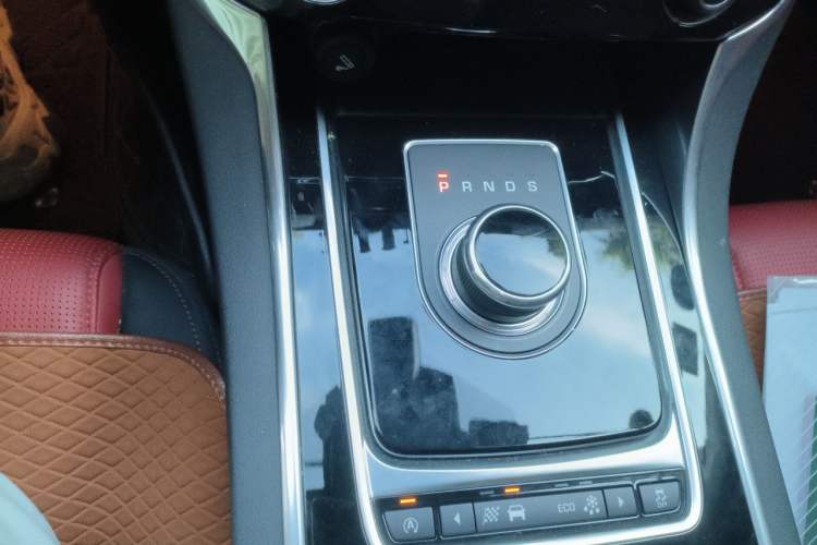 Used Jaguar XE 2017 2.0T 200 PS R-Sport Gear Lever