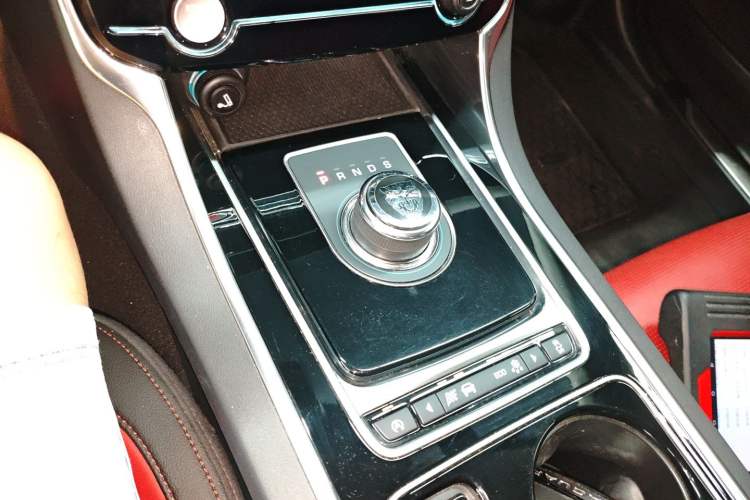 Used Jaguar XE 2017 2.0T 200 PS R-Sport Gear Lever
